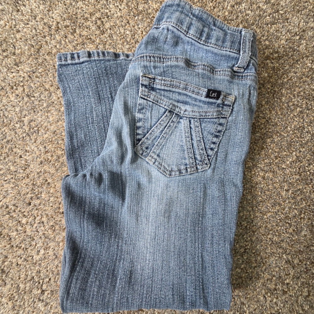 L.E.I. Ashley Troubler Light Wash Distressed Capri Jean Junior9 Regular Low Rise